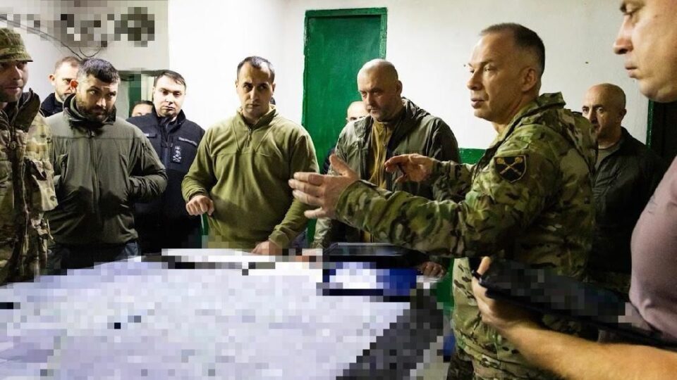 «Оточення чи блокування міст немає» — Олександр Сирський зустрівся з військовими на Покровському напрямку