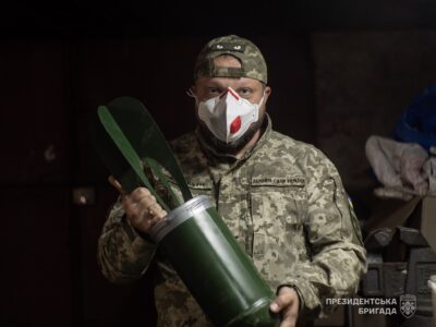 «Вони тут навіжені»: історія 47-річного «Бабулі», який робить «бімбочки» для дронів Президентської бригади  