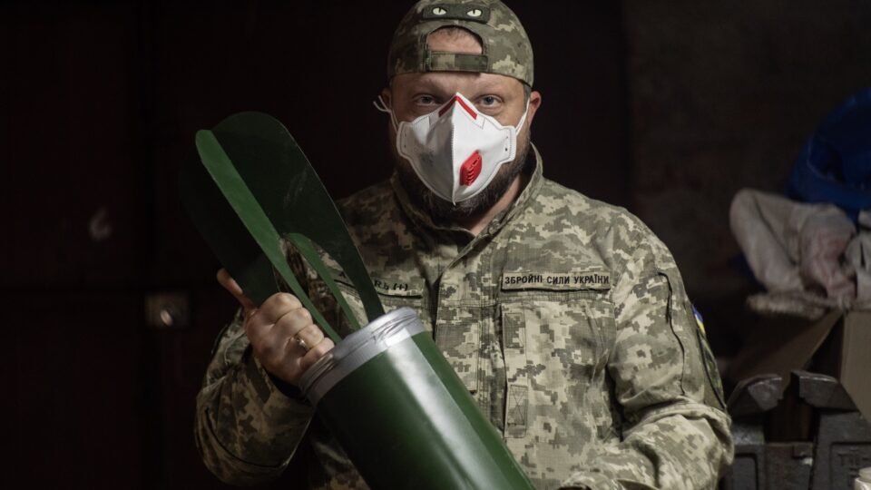 «Вони тут навіжені»: історія 47-річного «Бабулі», який робить «бімбочки» для дронів Президентської бригади  