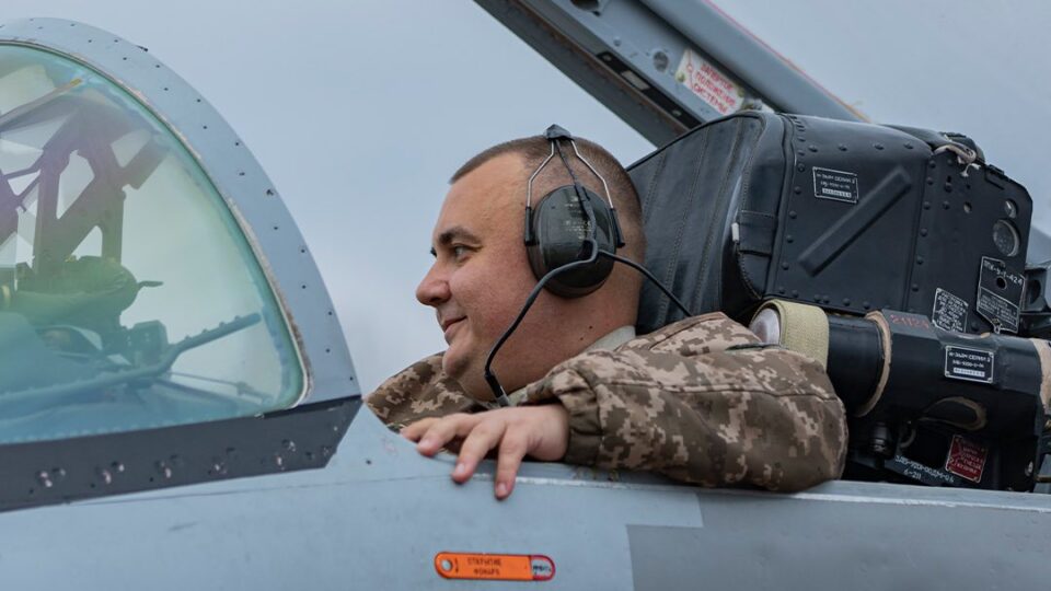 «Поки МіГи злітають — я триматимусь»: технік, який оживляє МіГ-29 під самим краєм повітряного фронту  