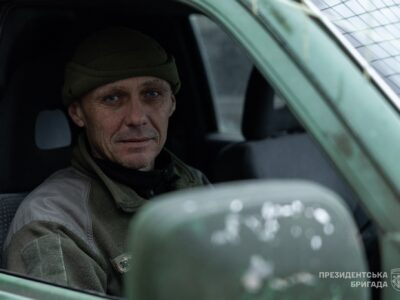 «Рік за три» і другий фронт після пенсії: історія водія, який довозить дронарів у найгарячіші точки  
