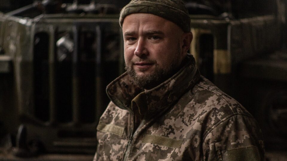 «Ні креслення, ні спецматеріалів»: як «Сірко» виготовив перший у бригаді захисний екран для САУ «Акація»  