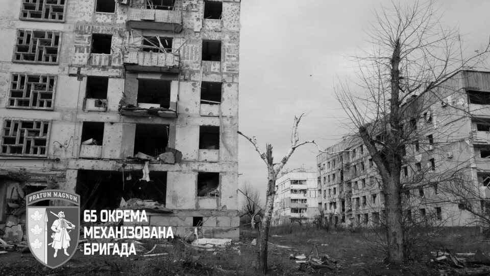 «Ціль — цивільні»: 65-та бригада показала моторошні чорно-білі кадри зруйнованого росіянами Оріхова  