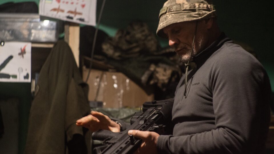 «Який я вам дід?»: 58-річний сержант «6.4» робить 300 присідань в окопах і тренується гантелями зі шрапнелі  