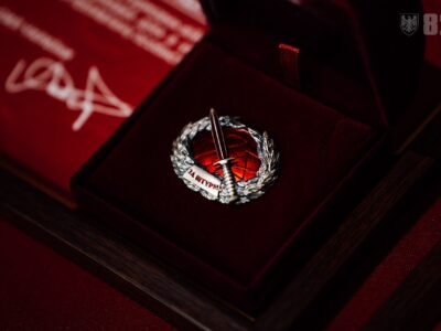 «Жодної надії ворогу»: Командувач ДШВ вручив особливі відзнаки десантникам, які пройшли понад 7 штурмів  