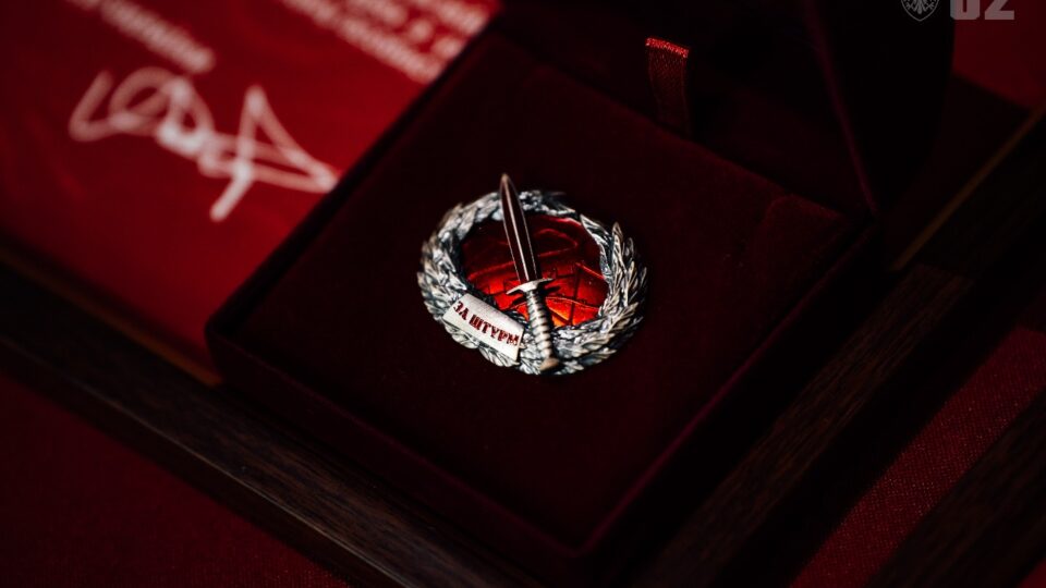 «Жодної надії ворогу»: Командувач ДШВ вручив особливі відзнаки десантникам, які пройшли понад 7 штурмів  