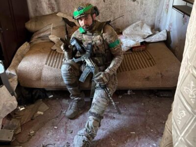 «Повзли кілометр з перебитими ногами»: командир «Хан» чотири доби керував обороною після поранення  