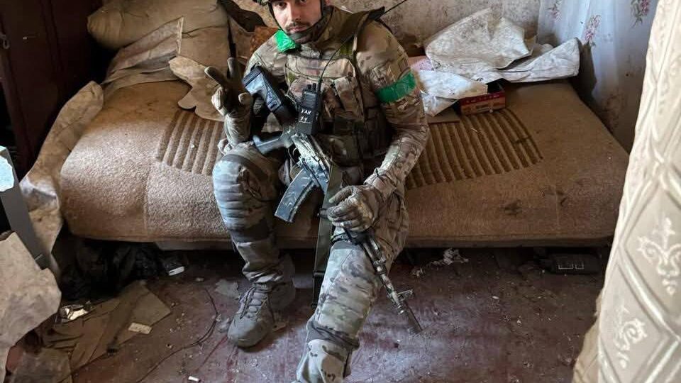 «Повзли кілометр з перебитими ногами»: командир «Хан» чотири доби керував обороною після поранення  