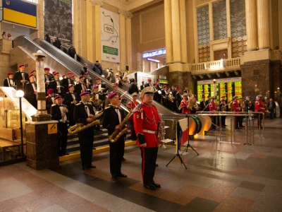 Флешмоб на Центральному залізничному вокзалі: прозвучали гімни Чехії, Словаччини, України та ЄС  