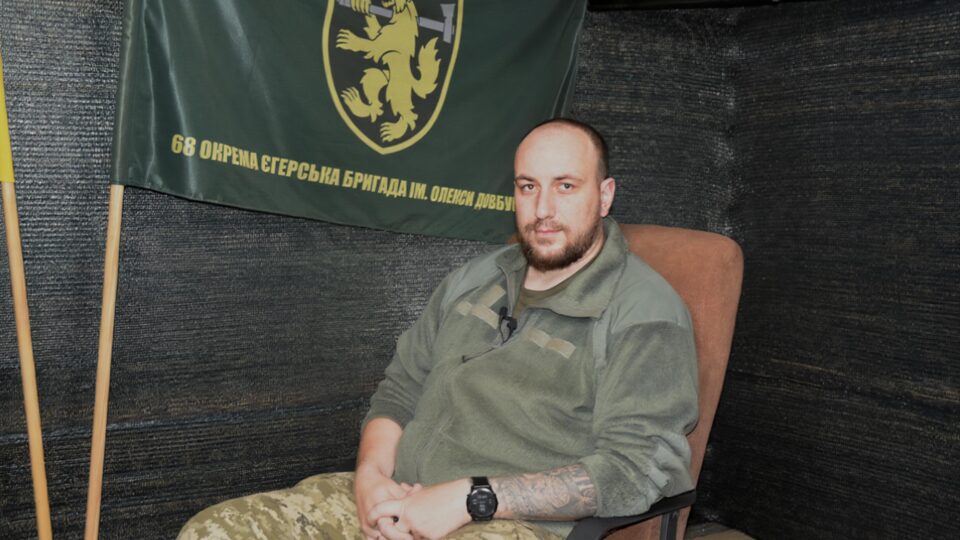 «Артилерія й надалі використовуватиметься в цій війні. Дрони робитимуть свою роботу, артилерія — свою» — комбриг 68-ї бригади  