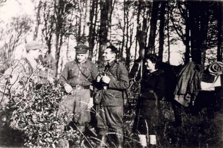 Ірина Савицька (крайня праворуч) з повстанцями восени 1945 року