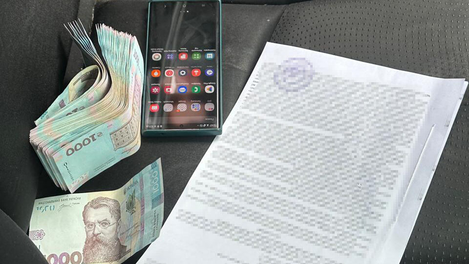 Правоохоронець незаконно переправляв дезертирів та ухилянтів за кордон — ДБР  