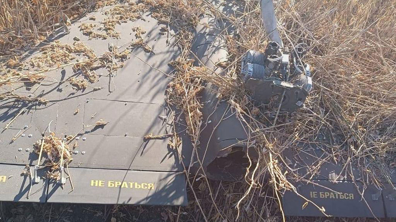 Решти збитого воїнами Сил оборони російського «Шахеда». Фото: ДПСУ