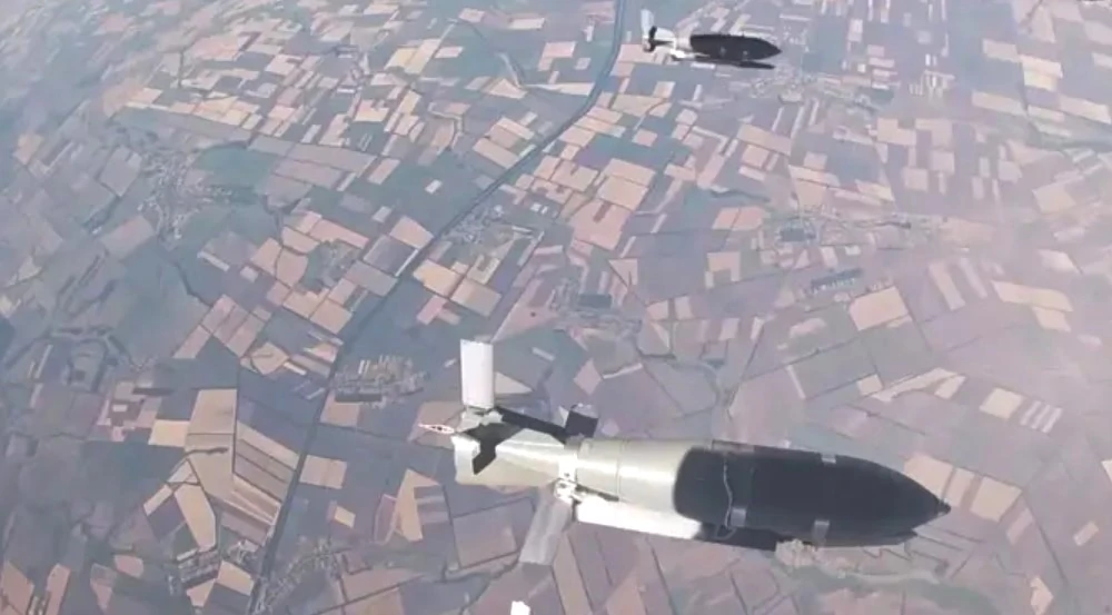 російський літак скидає КАБи, в яких через декілька секунд польоту розкриються спеціальні крильця і навігаційна система зорієнтує їх в напрямку цілі. Але тут починають працювати системи українських підрозділів радіоелектронної боротьби. Фото: мо рф