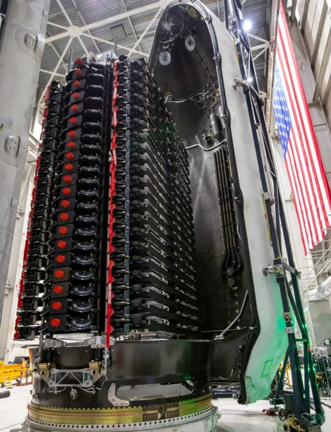 У такий спосіб інженери компанії SpaceX формують чергову флотилію супутників Starlink для запуску на орбіту. Фото: SpaceX