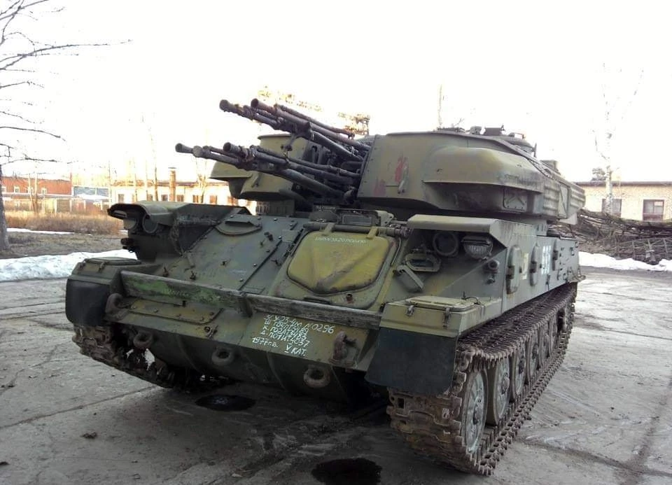 ЗСУ-23-4 на одному зі складів. Написи під люком механіка-водія свідчать, що ця машина випущена 1977 року і належить до V категорії — тобто відновленню не підлягає... Фото: архів