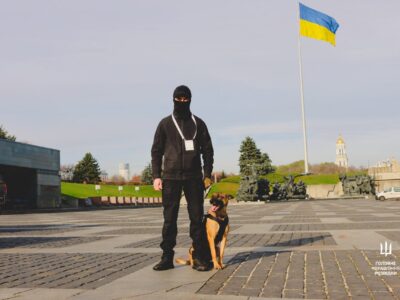 Службовий пес ГУР Zyga та його кінолог отримали відзнаку за виявлення вибухівки  