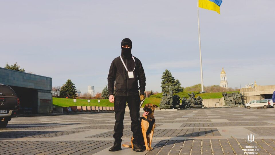 Службовий пес ГУР Zyga та його кінолог отримали відзнаку за виявлення вибухівки  