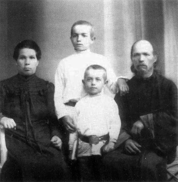 Сім’я Хасевичів (зліва направо): Феодотія Хасевич, Федір Хасевич, Ніл Хасевич і Антон Хасевич. 1910-ті роки