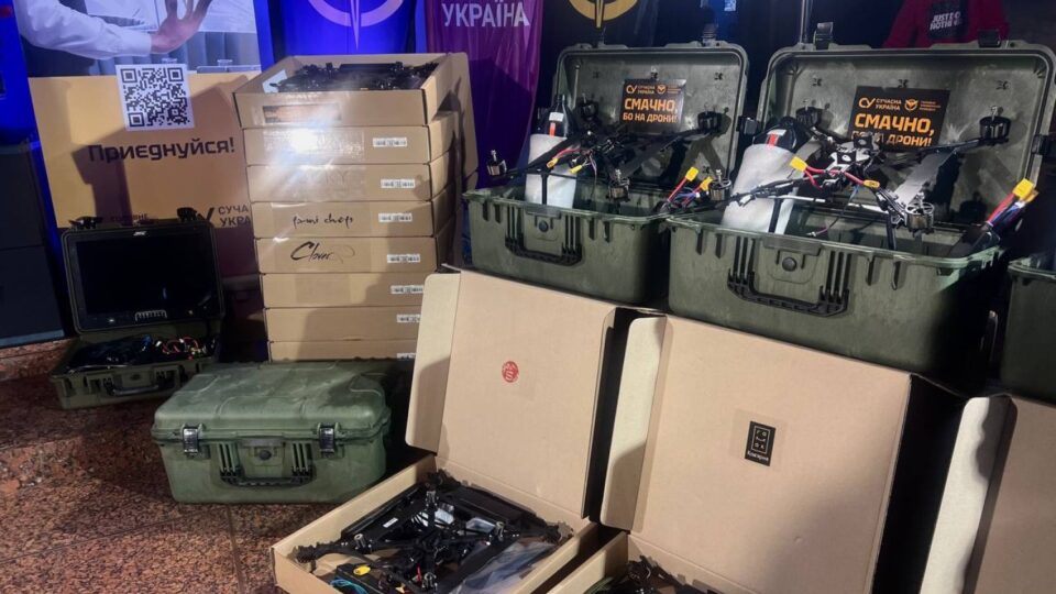 ГУР отримав від благодійників 50 дронів на оптоволокні в межах проєкту «Смачно, бо на дрони»  