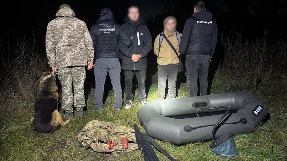Впіймали з човном за 40 метрів від кордону: на Закарпатті викрили двох порушників  