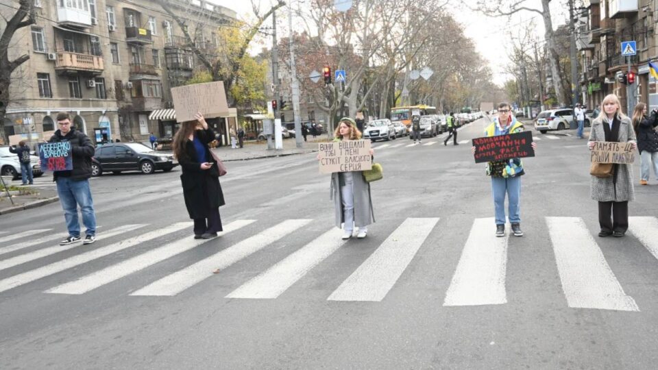На Одещині стали вмикати червоний сигнал світлофора під час хвилини мовчання  