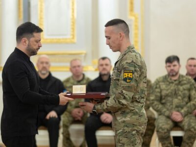 «Витягали з полум’я, нищили броню й окупантів»: двоє офіцерів полку «Скеля» отримали «Золоту Зірку»  