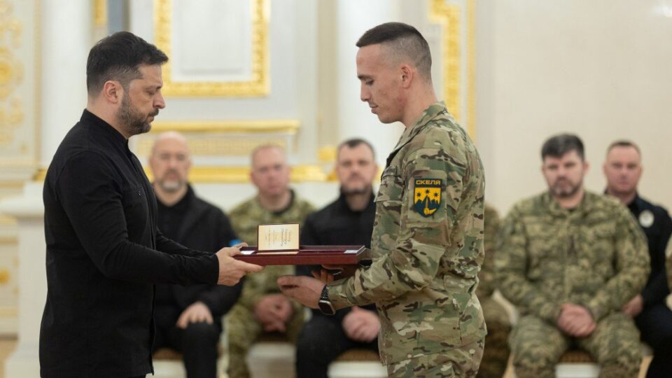 «Витягали з полум’я, нищили броню й окупантів»: двоє офіцерів полку «Скеля» отримали «Золоту Зірку»  