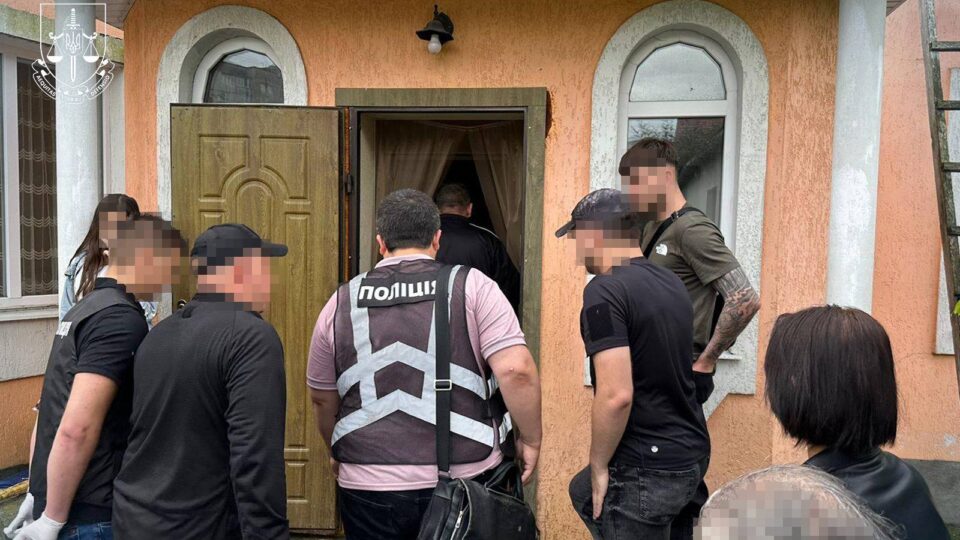 З Вірменії екстрадовано організатора схеми, через яку волонтери та військові втратили понад 20 млн грн  