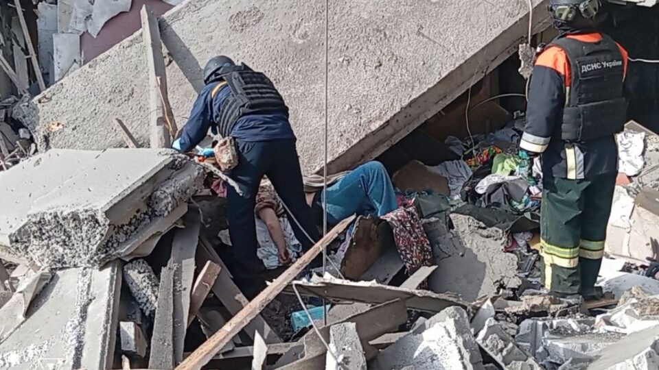 «Працювали під загрозою повторного удару»: ДСНС врятувала чоловіка з-під завалів п’ятиповерхівки  