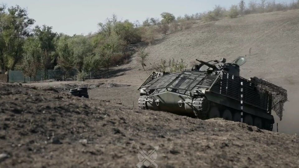 «Здатна на маленькі дива»: як шведський БТР 1950-х років став надійною «бойовою конячкою» на фронті  