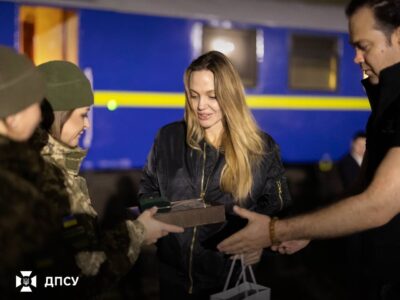 Анджеліна Джолі отримала від ДПСУ подяку й пам’ятний коїн за допомогу Україні  
