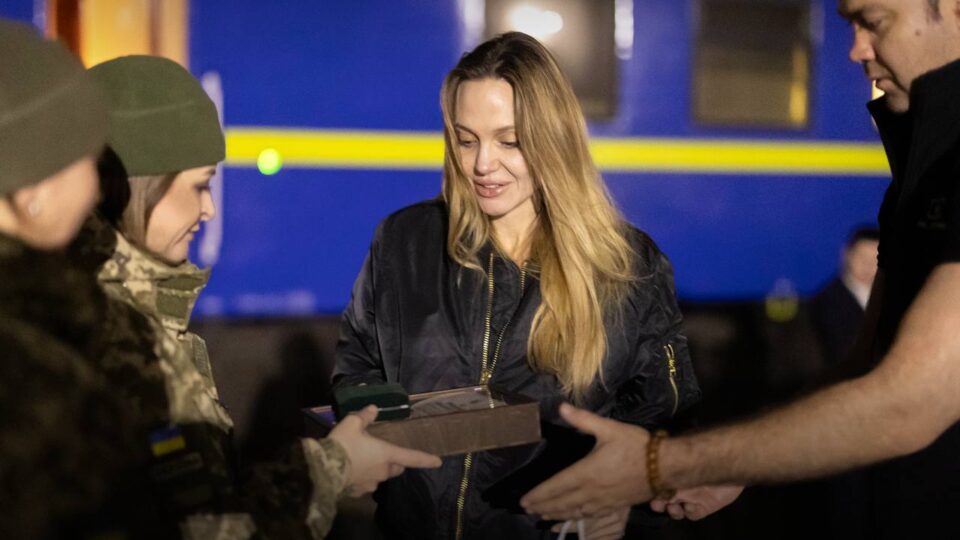 Анджеліна Джолі отримала від ДПСУ подяку й пам’ятний коїн за допомогу Україні  