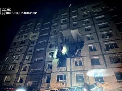 У Дніпрі ворожий дрон влучив у дев’ятиповерхівку — одна людина загинула, ще 10 постраждали  