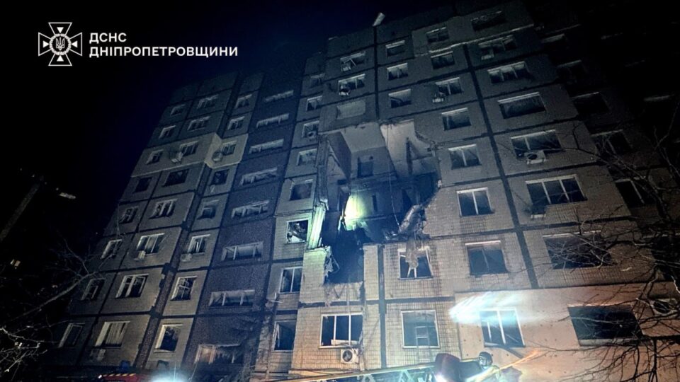 У Дніпрі ворожий дрон влучив у дев’ятиповерхівку — одна людина загинула, ще 10 постраждали  