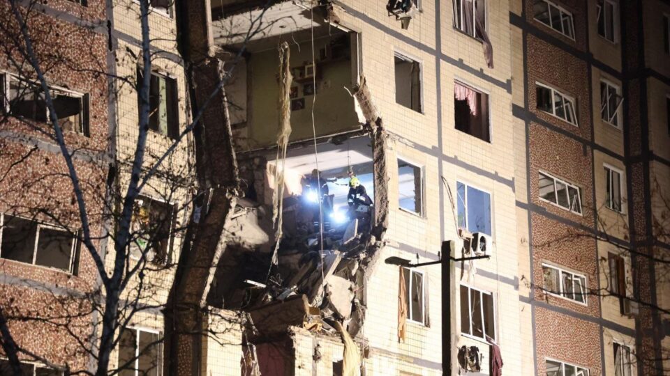 Зросла кількість загиблих внаслідок удару по багатоповерхівці у Дніпрі  