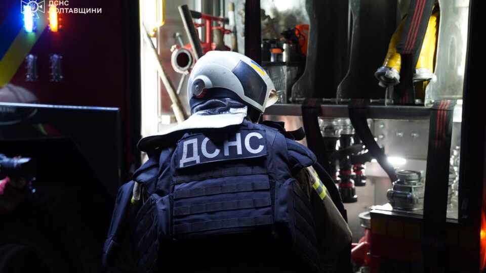 На Полтавщині внаслідок удару рф спалахнули масштабні пожежі  