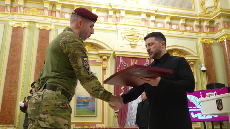 «Взірець для багатьох» — Президент відзначив державними нагородами воїнів ДШВ  