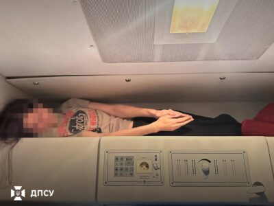 Багаж-ухилянт: за $11 тисяч «перевізники» ховали людей у ніші для зберігання ковдр в потязі  