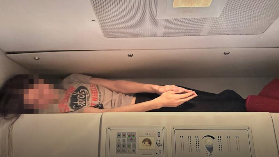 Багаж-ухилянт: за $11 тисяч «перевізники» ховали людей у ніші для зберігання ковдр в потязі  