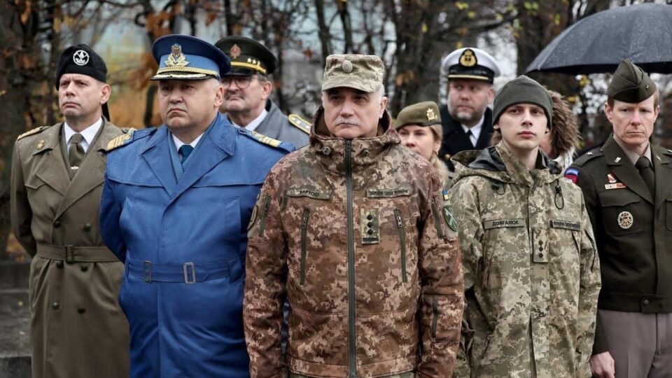 Іноземні дипломати та представники Сил оборони України вшанували полеглих героїв минулих воєн  