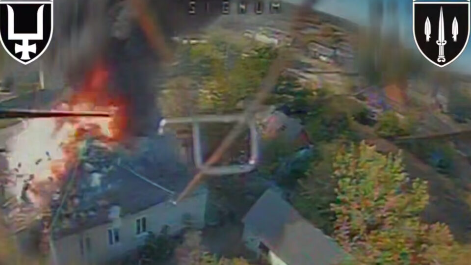 Мить ураження: FPV-дрон зняв, як артилерійський снаряд влучив у палаючий будинок з окупантами  