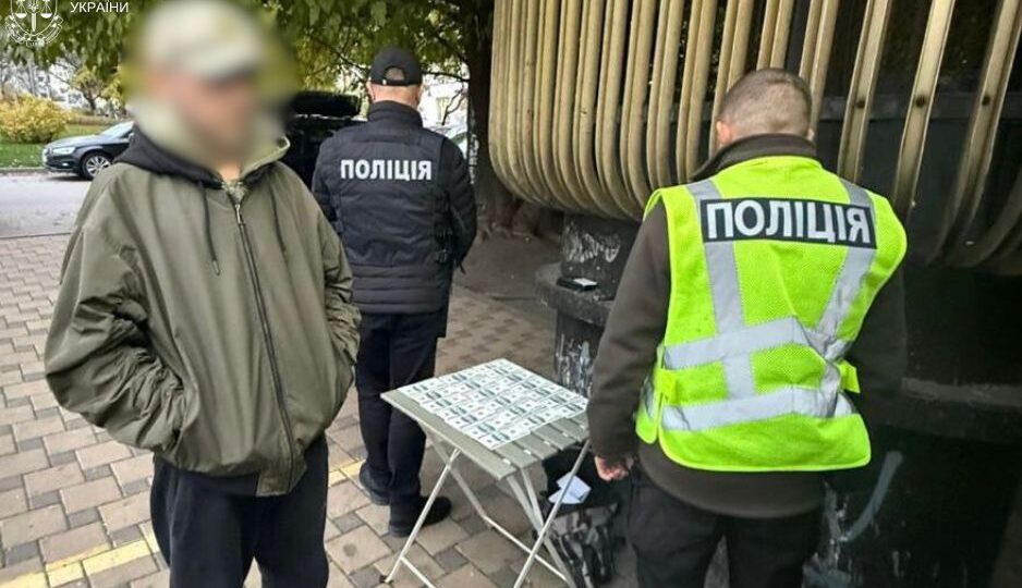 В багажнику до кордону за $4 тисячі: у Києві про підозру повідомили перевізнику ухилянтів  