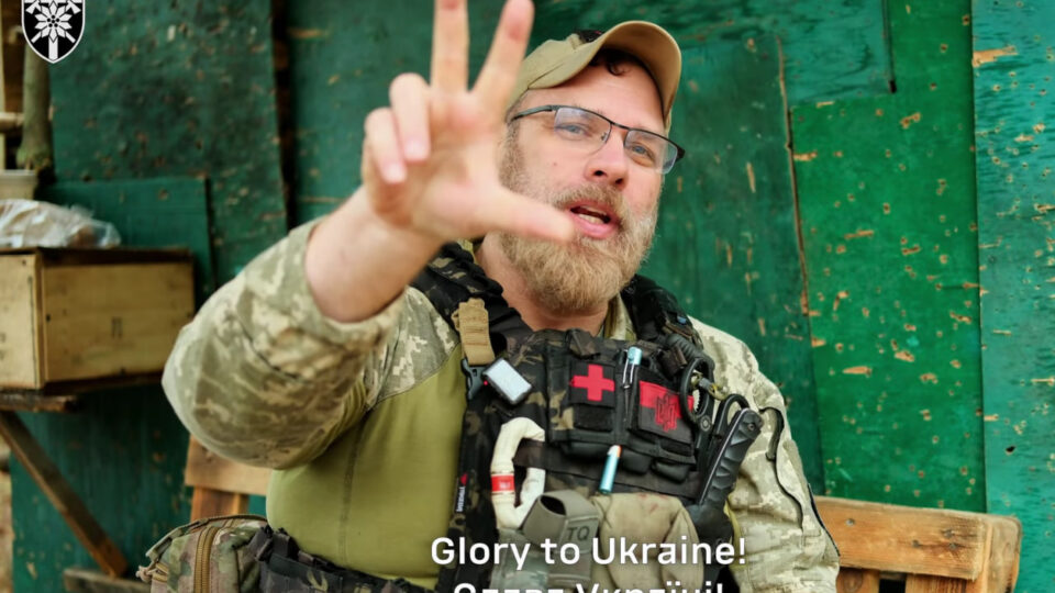 «Ти тепер українець»: як врятований під обстрілами прапор змінив долю ветерана армії США  