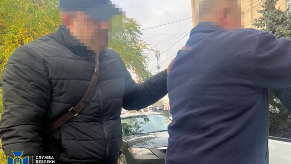 «Охоронець катівні» з окупації: затримано колаборанта, який працював у російській тюрмі в Херсоні  
