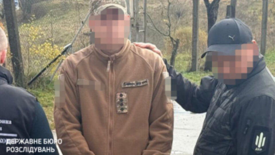 «Службове авто до кордону»: ДБР затримало командира, який вивозив ухилянтів під виглядом військових  