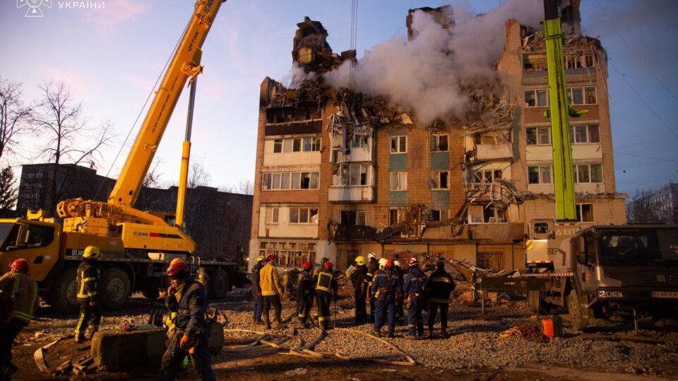 25 загиблих і 92 поранених: у Тернополі триває операція ДСНС після російського ракетного удару  