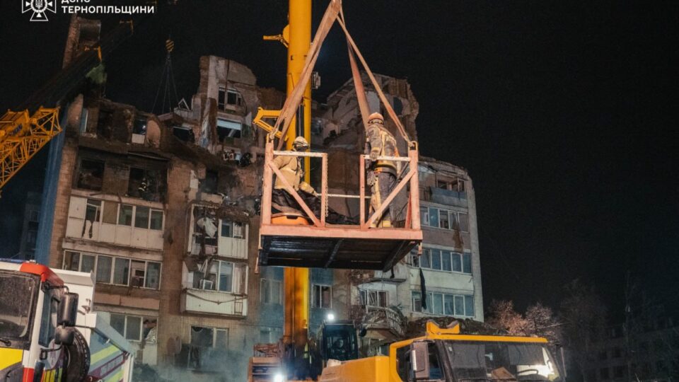 «Кількість загиблих зросла до 32»: У Тернополі під завалами знайшли тіло жінки, 7 людей ще шукають  