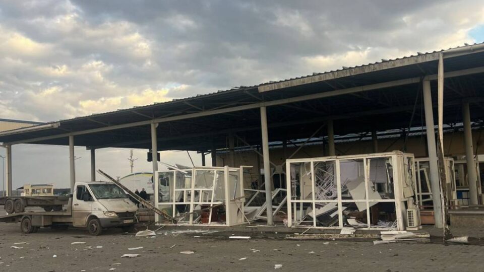 «Пропускні операції призупинено»: рф вночі вдарила по поромному пункту пропуску «Орлівка»  