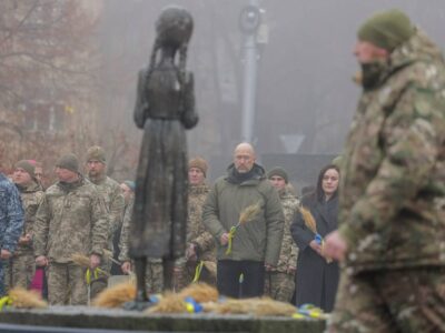 «Ніколи не пробачимо»: Міністр оборони разом із Президентом вшанували памʼять жертв Голодоморів  